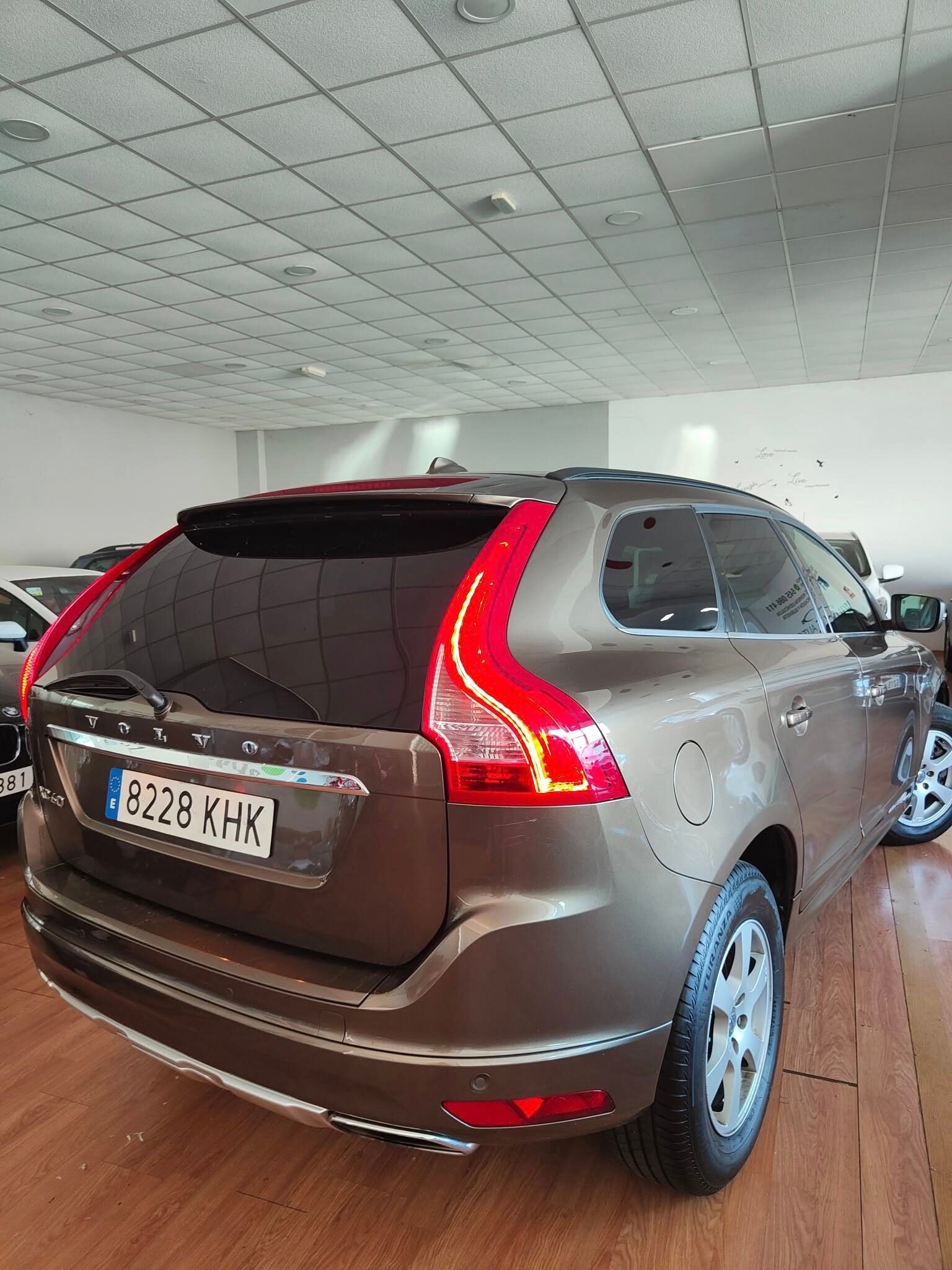 VOLVO XC60 MOMENTUM