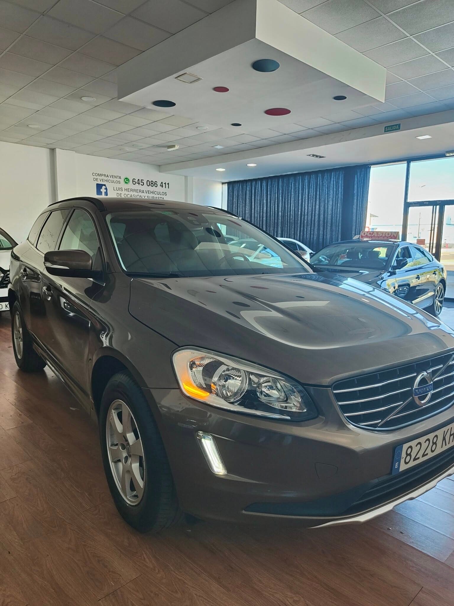 VOLVO XC60 MOMENTUM
