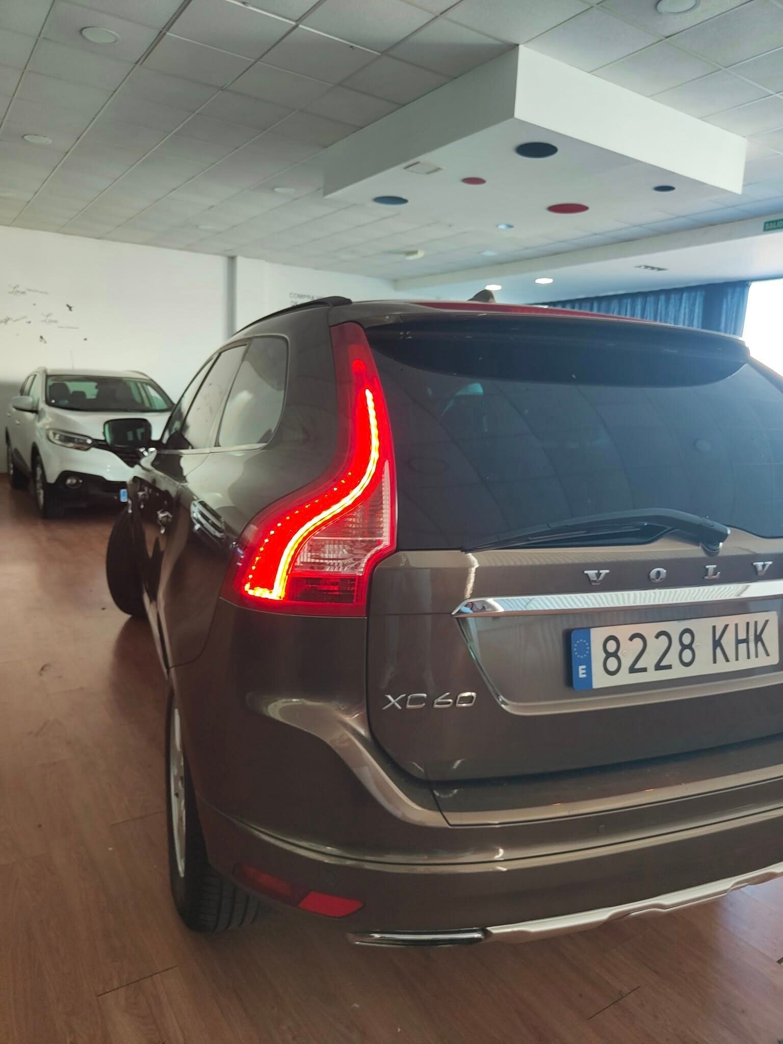 VOLVO XC60 MOMENTUM