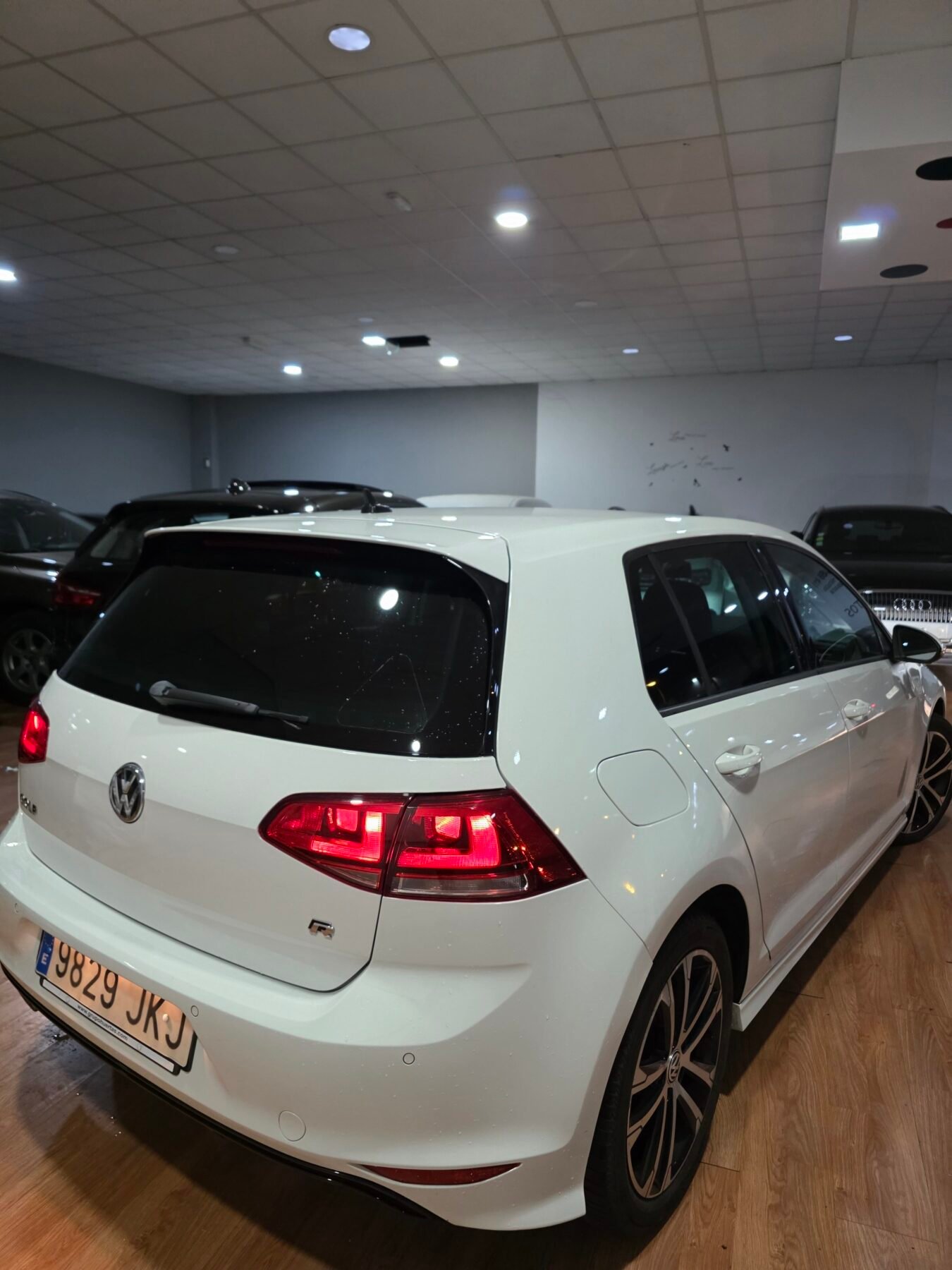 VOLKSWAGEN Golf R line